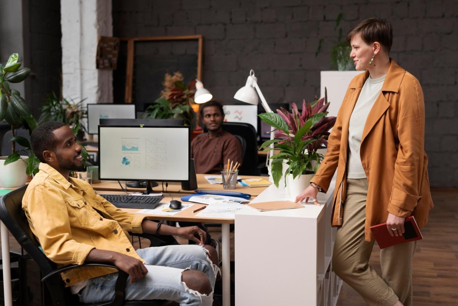 Moderne Büroumgebung mit Finanzplanungstools