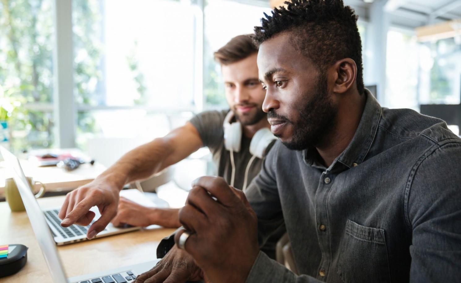 Budgetplanung Arbeitsplatz mit Taschenrechner und Finanzunterlagen